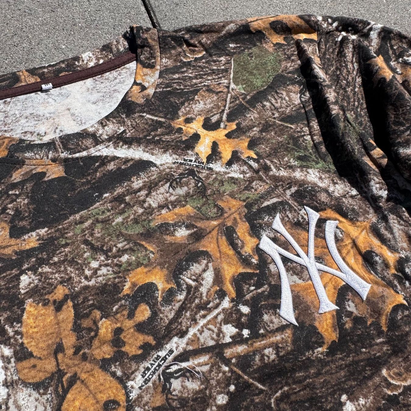 Maglioni & Felpe: Yankees custom made camouflage leaf longsleeve – Usato da St. Gallen venduto da sourced_limited 1