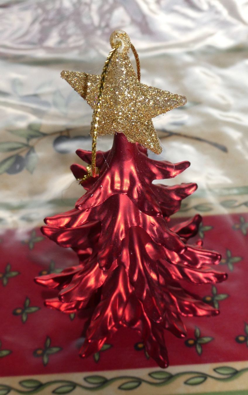 Toutes les décorations: Sapin de Noël rouge. – Neuf (Voir description) à Troistorrents par Marion70