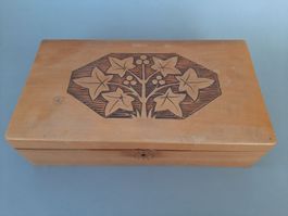 Holzschachtel mit Schnitzerei auf Deckel