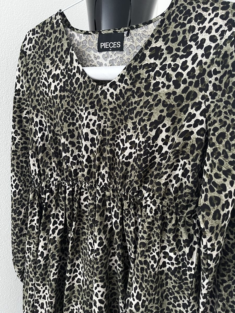 Pieces Kleider: Kleid Gr. M Leopardmuster weiss/schwarz/olivegrün – Gebraucht aus Hinwil von dire07 1