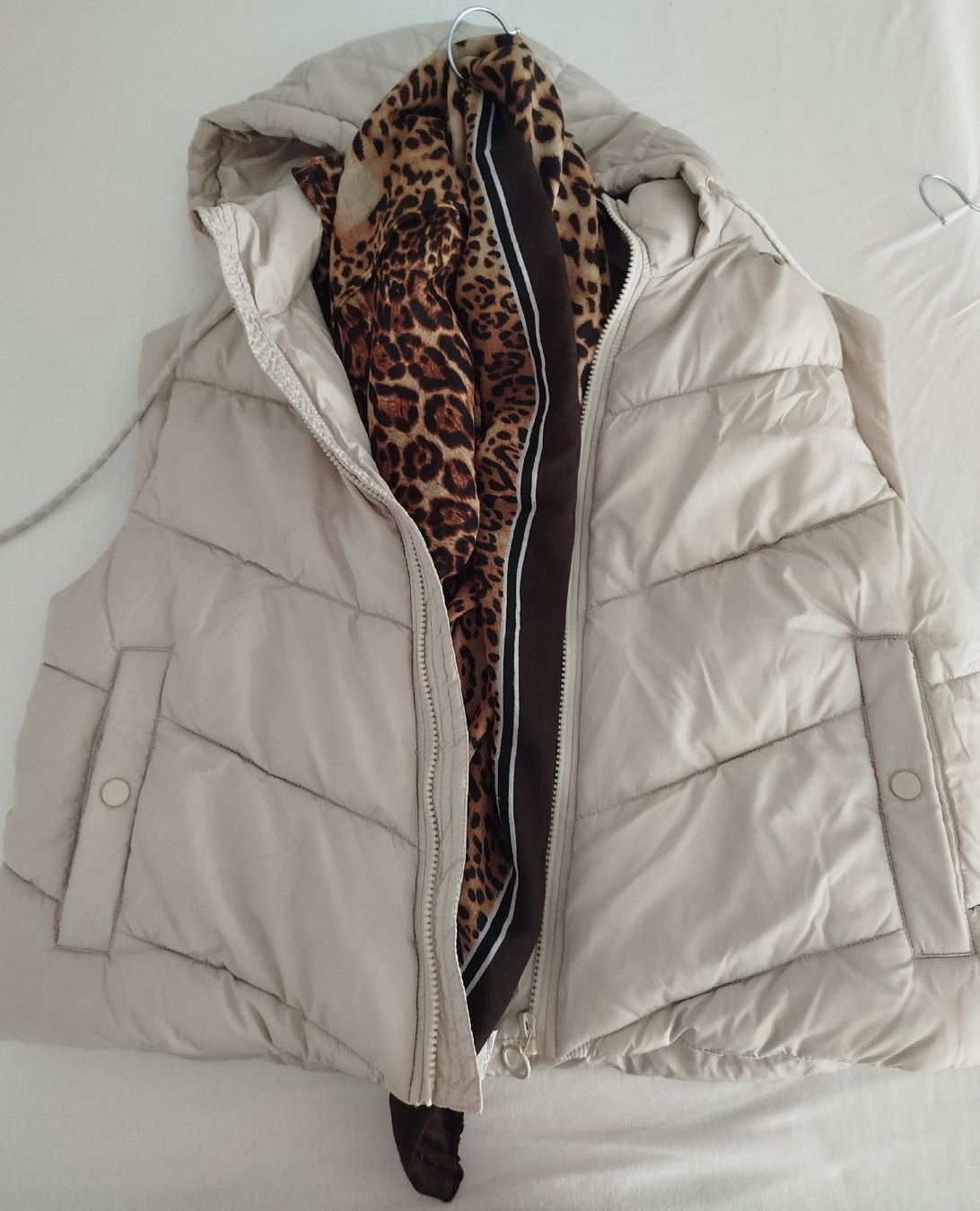 Lotti di vestiti: Ärmellose beige Jacke Kapuze 40 und Loop – Usato da Münchwilen AG venduto da Lillyfee08 1