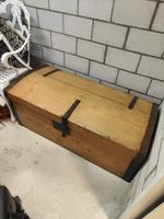 Truhe Holz Metallbeschlaege L 100cm B 50cm H 56cm