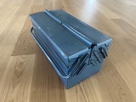 Werkzeugkasten Metall blau mit Werkzeug