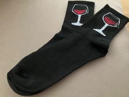 1 Paar schwarze Socken mit Rotweinglas, Einheitsgrösse, neu
