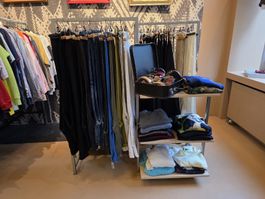 super praktisches Ladenregal Kleiderständer 