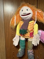 Handpuppe mit orangen Haaren und bunter Kleidung guter Zusta