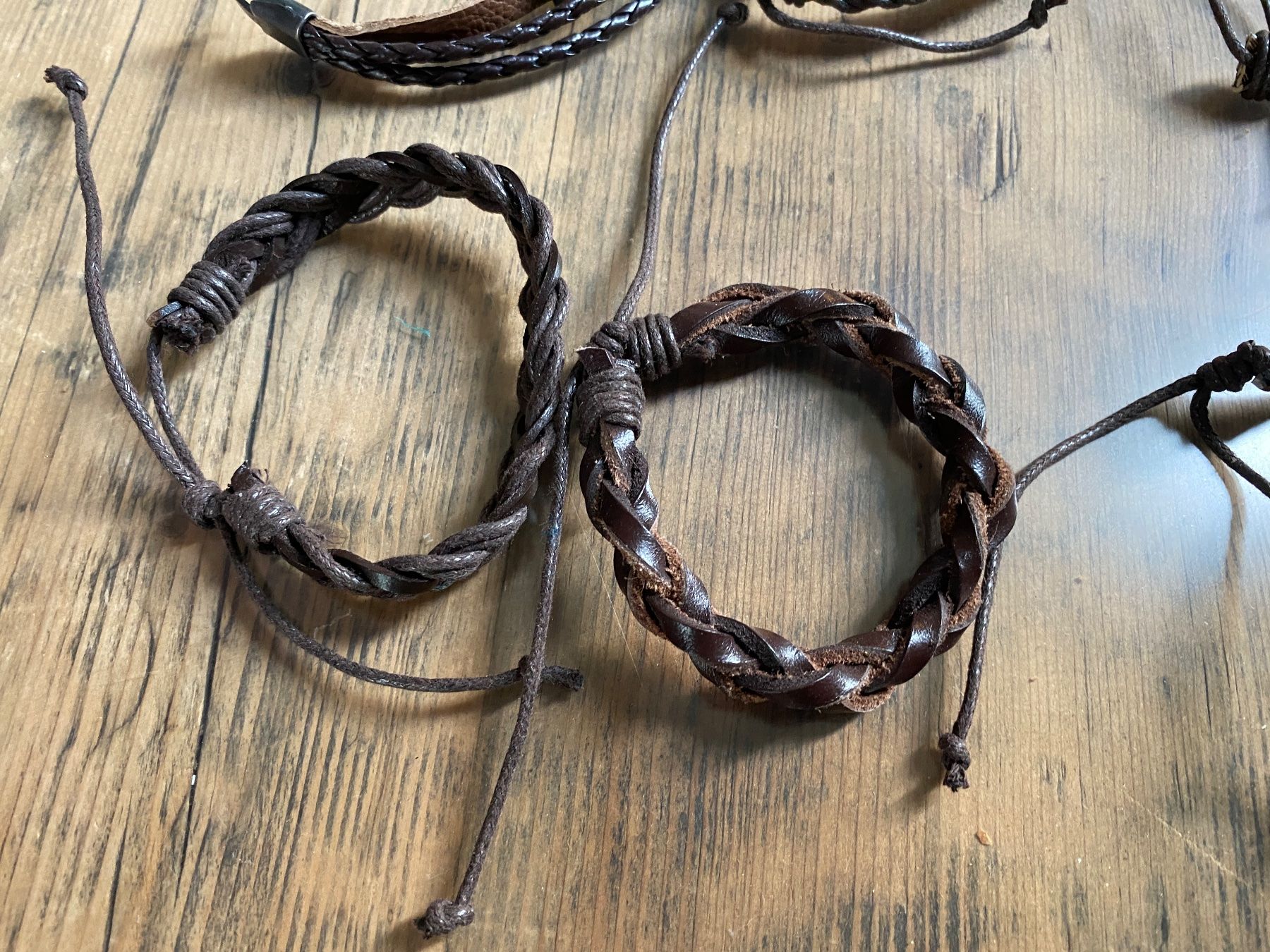 Bracciali & Braccialetti: Leder Armbändchen 9 Stk – Usato da Schinznach-Dorf venduto da Hpurzel 1