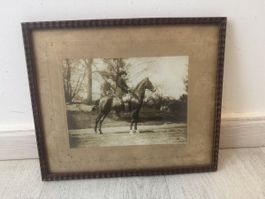 Photographie ancienne : Femme à cheval, cadre vintage.