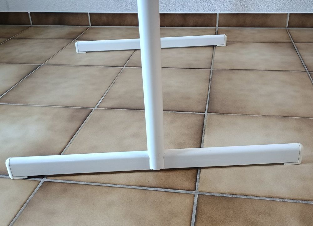 Schaffner Tische: Schaffner Metall-Tisch Weiss, 117 x 70 - in TOP Zustand – Gebraucht aus Dietikon von esOctopus 6