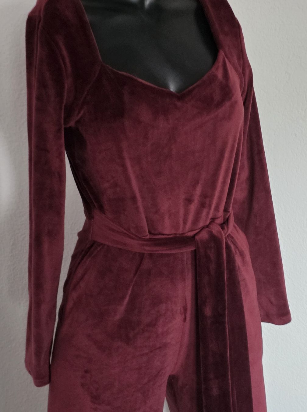 Tute: Wunderschöne Samtiger Jumpsuit in Weinrot, Grösse S – Usato da Rheinsulz venduto da Gilea 1
