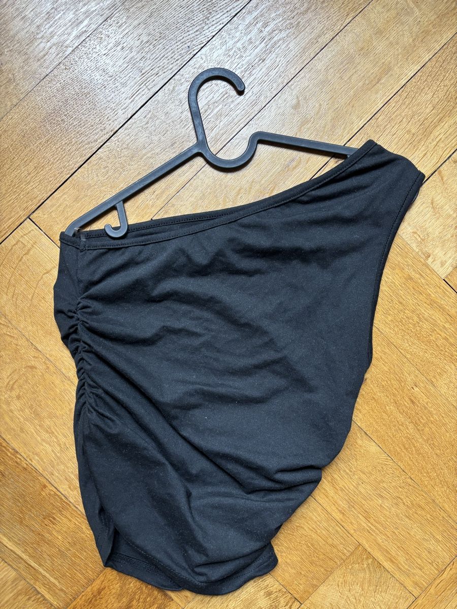 Top: Haut asymétrique noir - Taille M – Nuovo e nell'imballaggio originale da Martigny venduto da O96