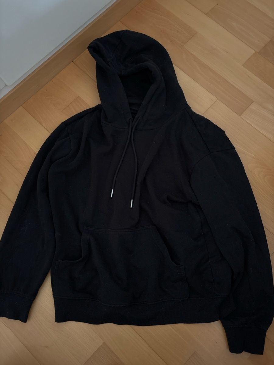 H&M Pullover & Sweatshirts: Schwarzer Basic Hoodie von H&M mit Backprint (selbstgemacht) – Neu (gemäss Beschreibung) aus Bern von ser_6vm5