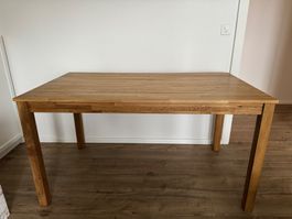Neuwertiger Esstisch aus Massivholz