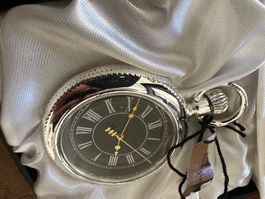 Elegante versilberte Taschenuhr – NEU