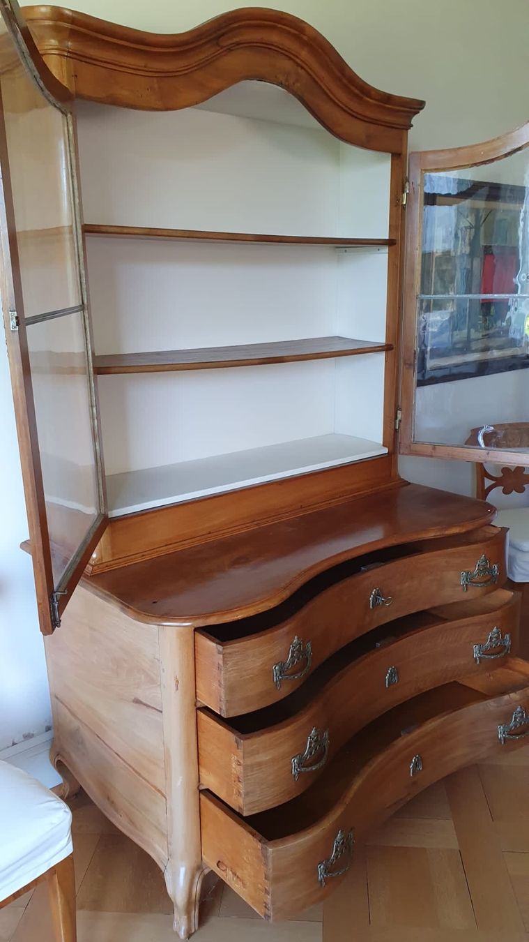 Cassettiere: ANTIKE WELLEN KOMMODE MIT AUFSATZ(VITRINE) – Usato da Dietikon venduto da brocki-eyra 1