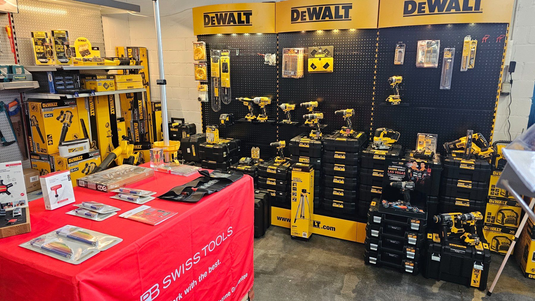 Dewalt Trapani: DeWALT 18V Akkuschrauber DCD100NT ohne Akku – Nuovo e nell'imballaggio originale da Jegenstorf venduto da Bracher_Mail-House 4