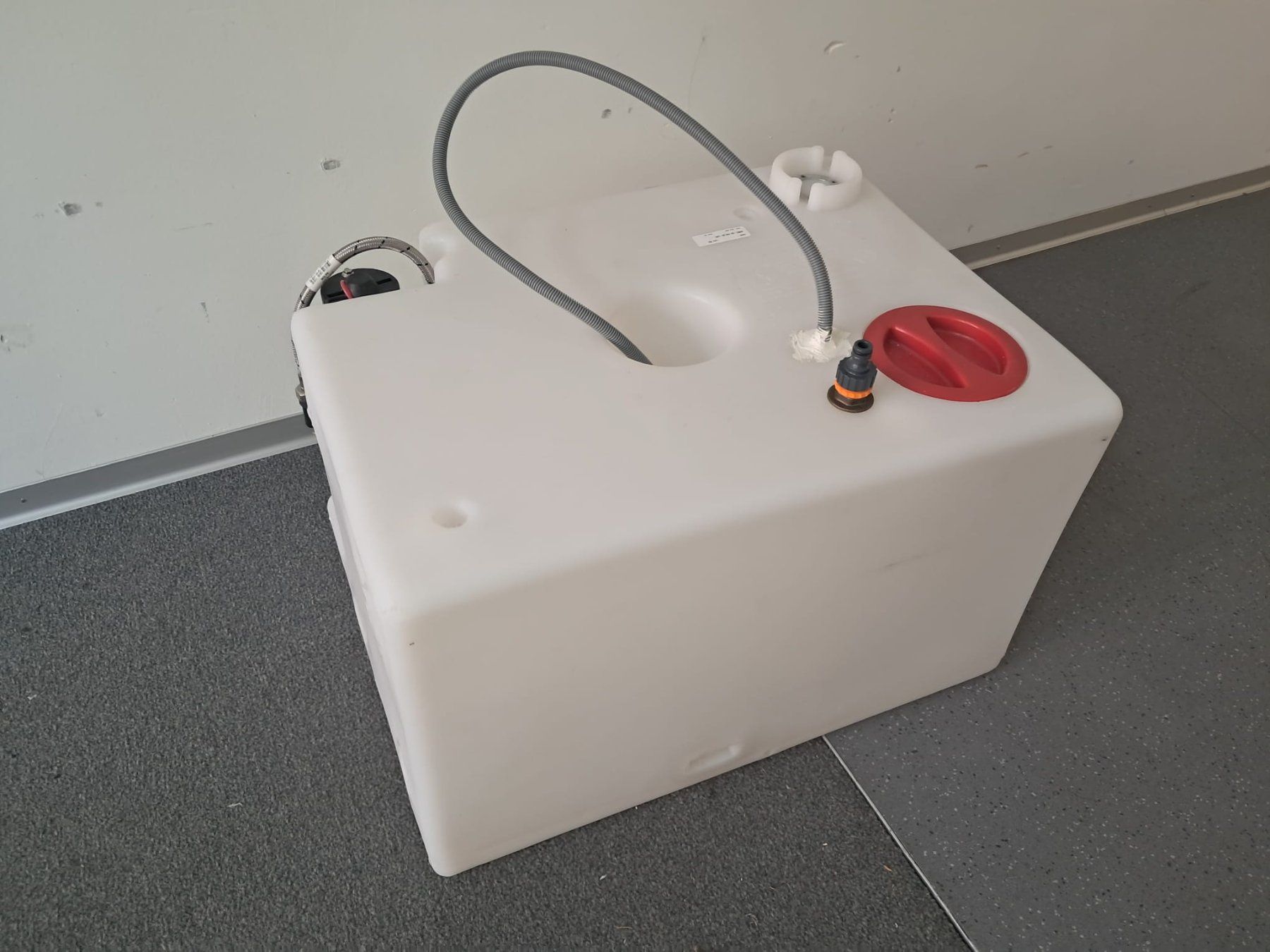Serbatoi, Taniche & Tubi: Wassertank mit elektrischer Pumpe, Camping Wasserkanister – Usato da Zürich venduto da Lia107 2