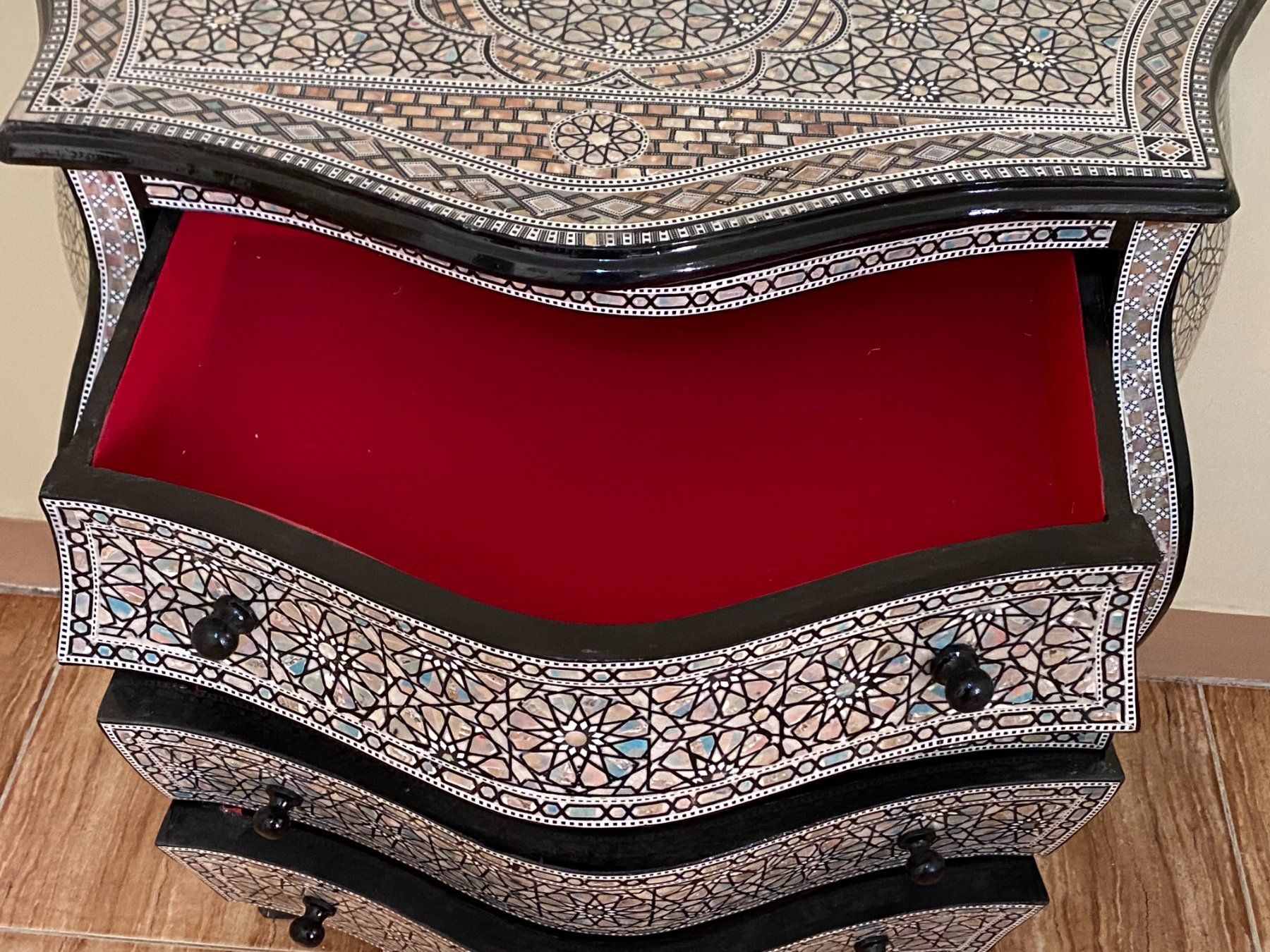 Cassettiere: Commode nacrée de style Louis XV marquetée de nacre. – Usato da geneve venduto da louisart 6