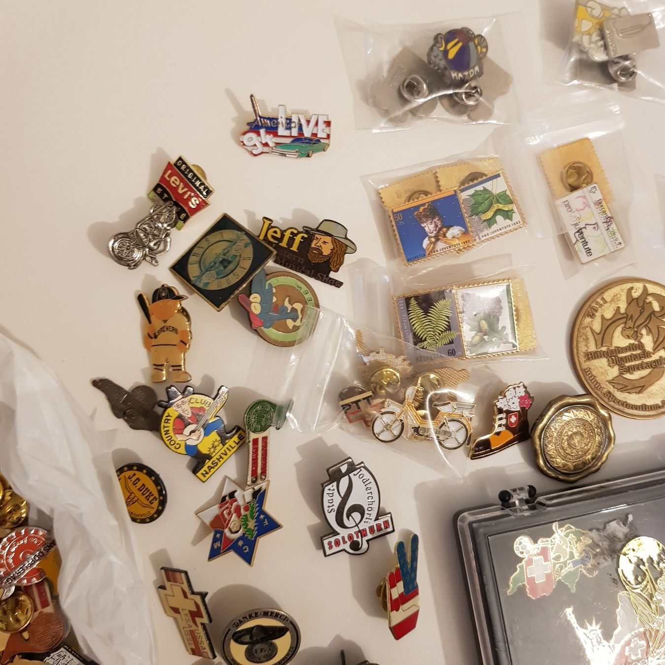 Plaketten & Abzeichen: Konvolut Anstecker Pins – Gebraucht aus Münchenstein von 2DGames 2