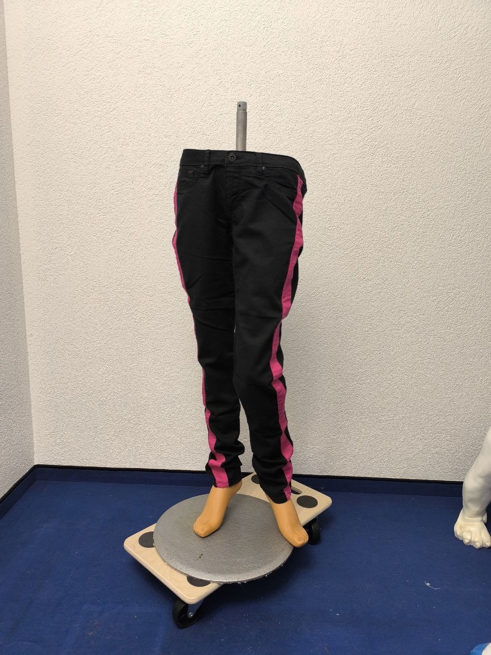 Tally Weijl Pantaloni: Hose mit pinkem Streifen  - Gothic, Punk, Emo – Usato da Fischbach LU venduto da BuBri 1