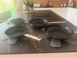 Kuhn Rikon Bratpfannen-Set – 4 Pfannen + 3 Unterset