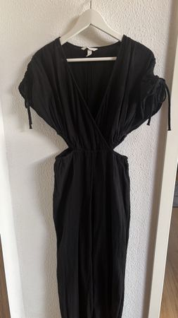 Schwarzer Jumpsuit mit Cut-Outs 
