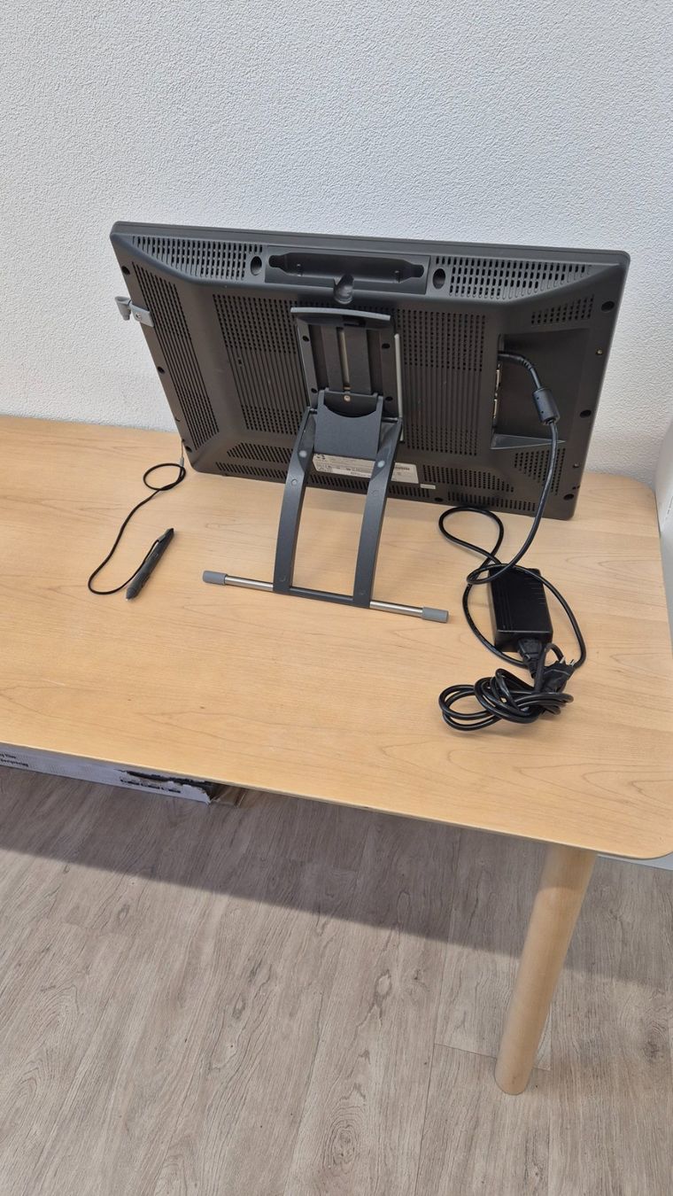 Tablet PC: WACOM DTH-2242 Grafiktablett – Usato da Elgg venduto da computerbrocki 3