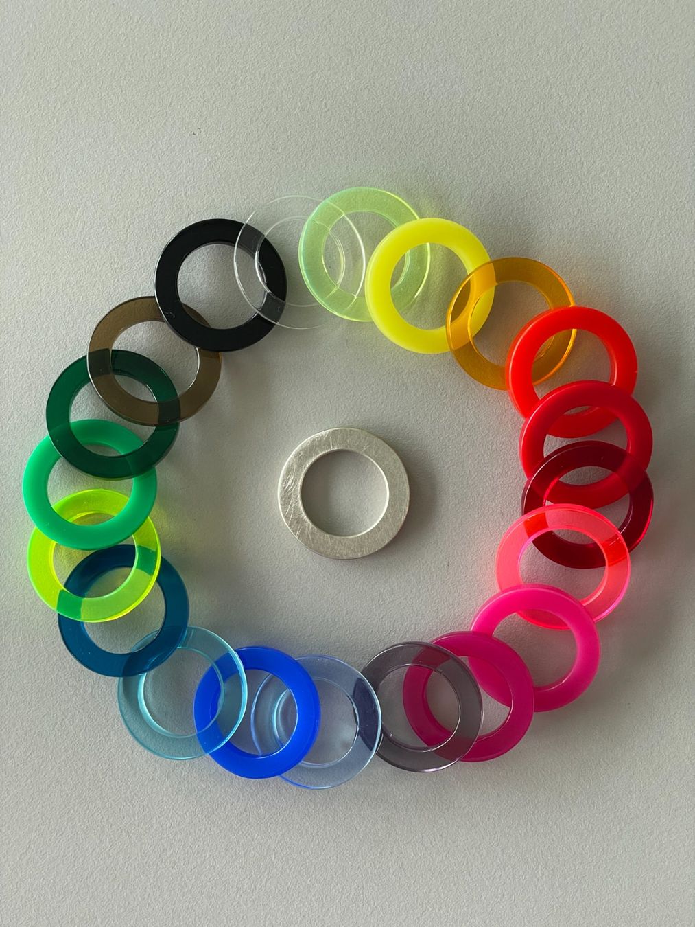 Anelli: Silberring mit 20 Plexiglasringen - Grösse 53 – Nuovo e nell'imballaggio originale da Turgi venduto da bar_8pdm 1