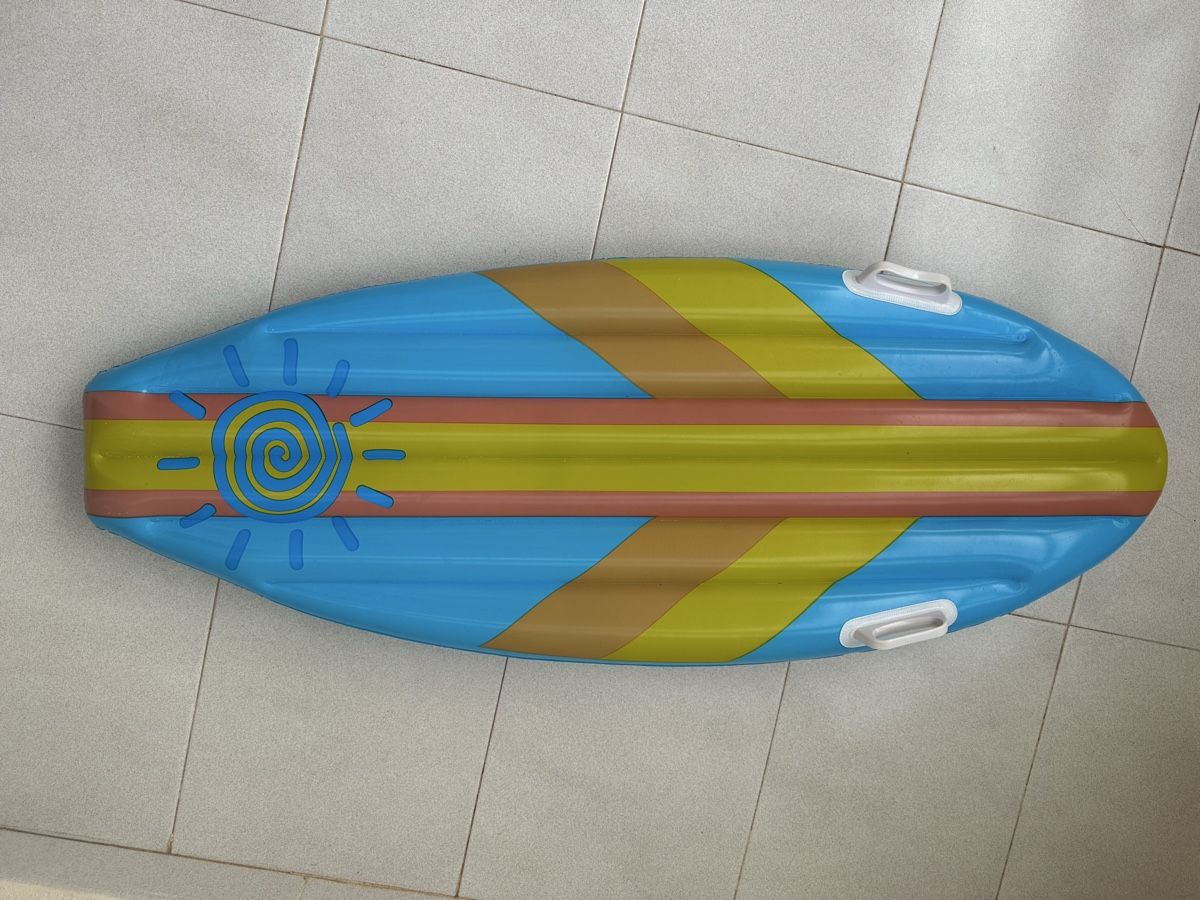 Planches de surf: Aufblasbares Surfbrett bunt mit Griffen  – D'occasion à Pratteln par milisandra