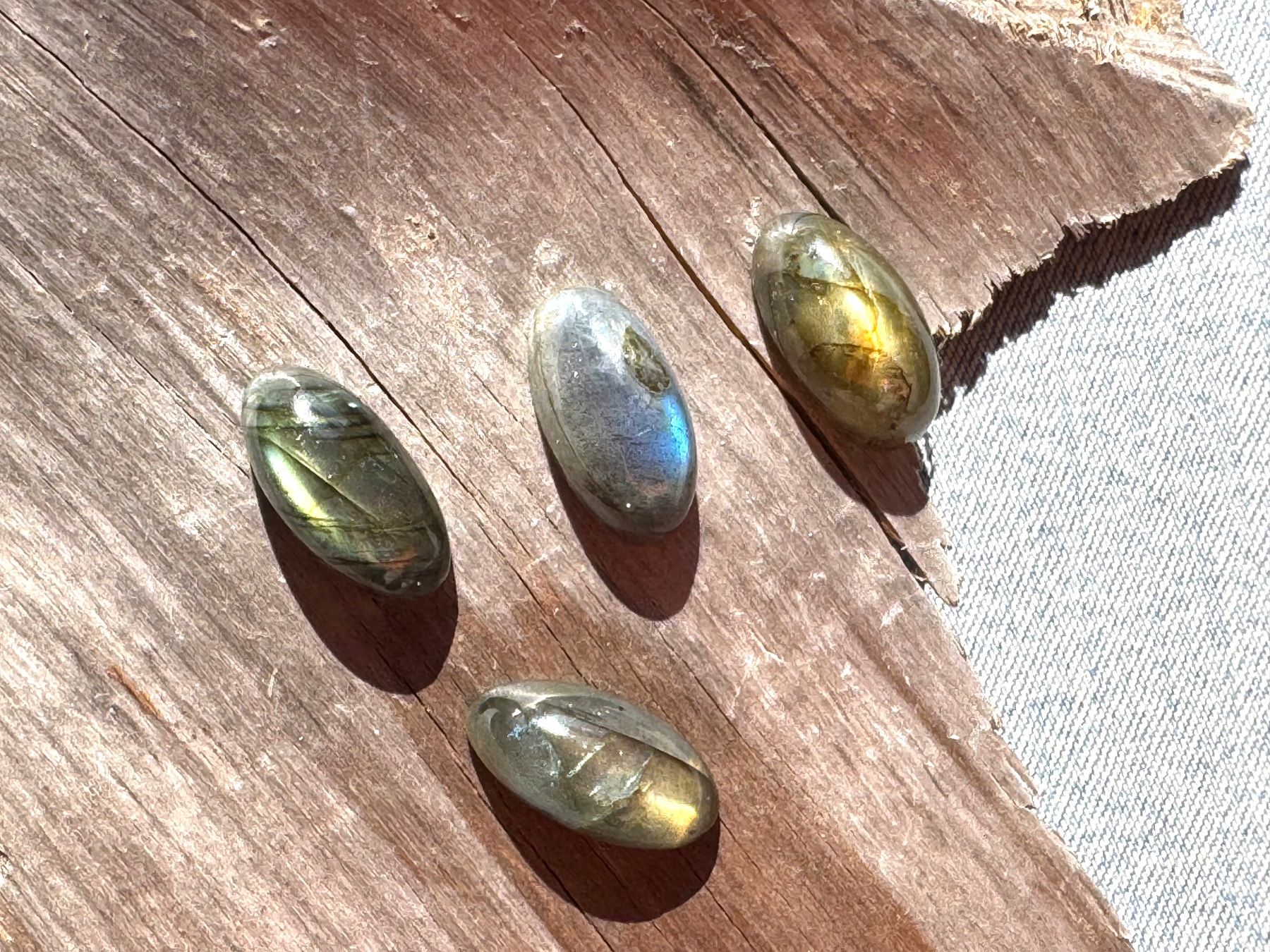 Mineralien & Heilsteine: 4 exclusive leuchtende grosse Labradorit Cabochons   oval – Neu und originalverpackt aus Leuggern von gemshow 5