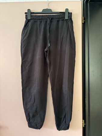Pantaloni tuta nero stile casual 