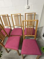 Stühle Ikea Holz mit pinken Sitzflächen