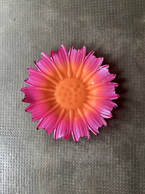 Piatti: Une belle assiette en forme de fleur – Usato da Lausanne venduto da sab_d2cq 1