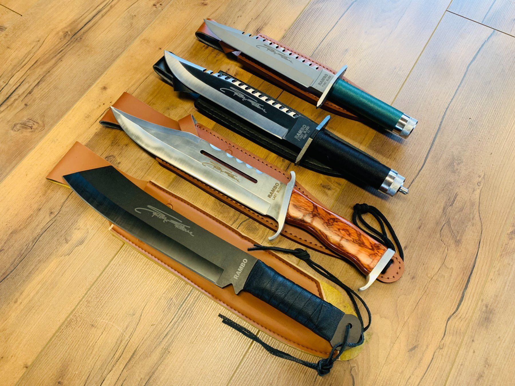 Accessori: 4 Stück Rambo Ultimate Messer Bundle NEU – Nuovo e nell'imballaggio originale da Bergdietikon venduto da shopAgent 1