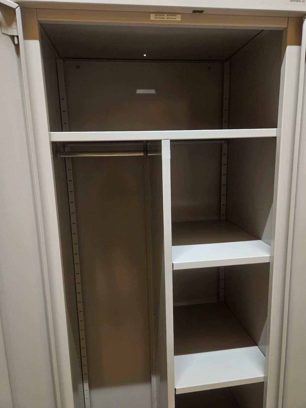 Schränke: Robuster Metallschrank / Garderobenschrank – Gebraucht aus Rüti ZH von looren94 3