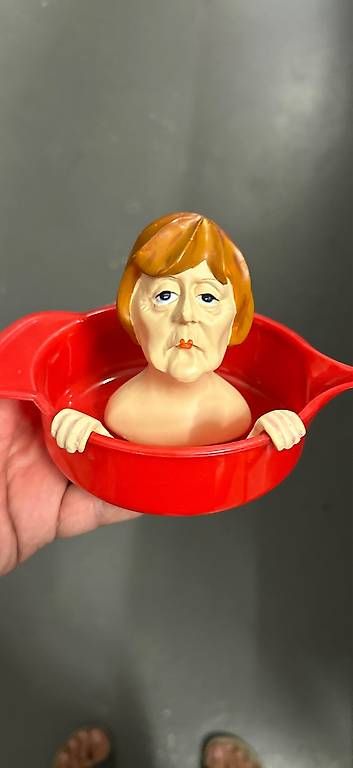 Küchengeräte: Angela Merkel Zitronenpresse  – Gebraucht aus Pratteln von Tuvalabuhu