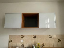Küchenhängeschränke aus Holz mit satiniertem Glas