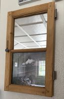 Altes Fenster mit Spiegel und RhB bild