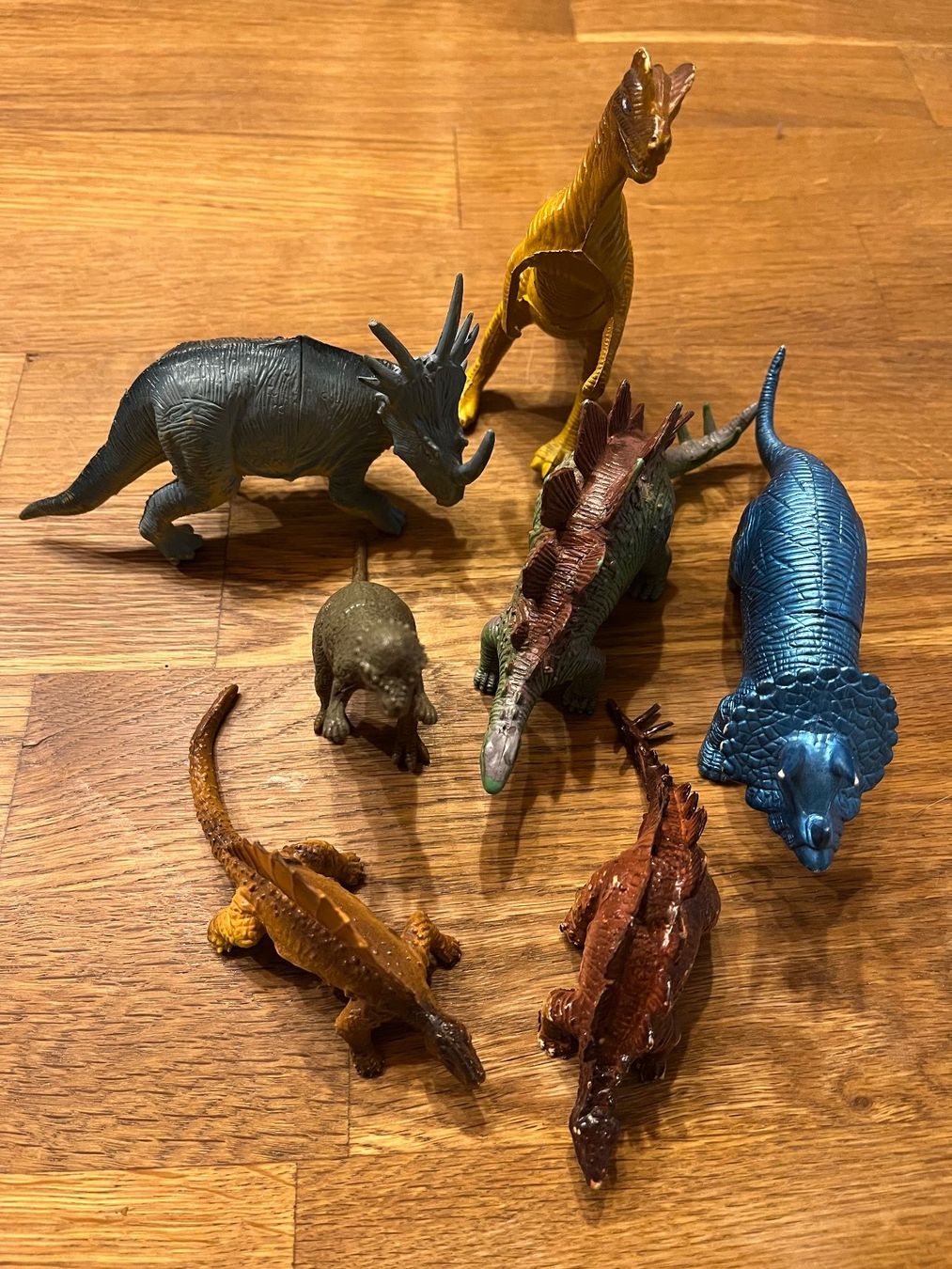 Spielzeuge: 7 Dinosaurier Kunststoff Tiere – Gebraucht aus Bauma von Budgerigar