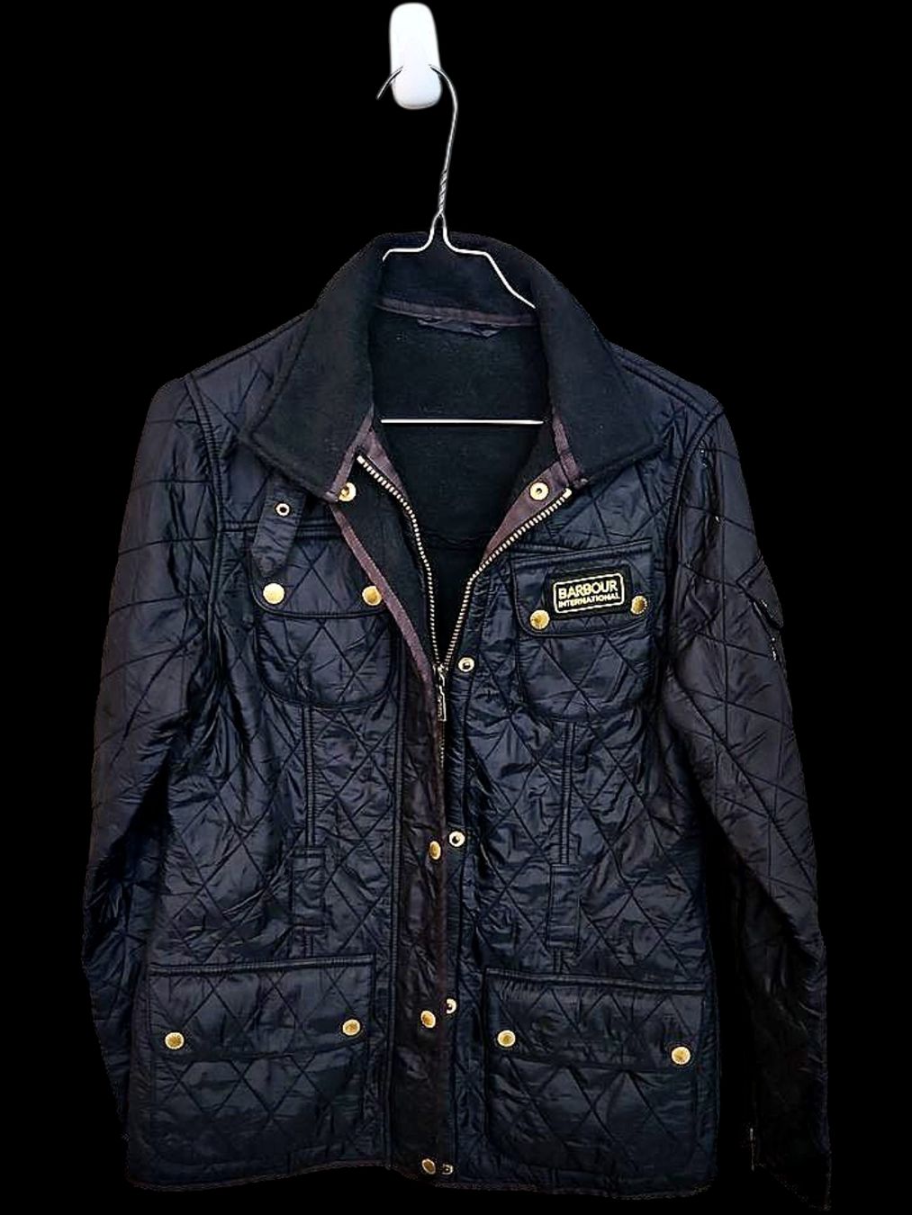 Barbour Giacche: Barbour Schwarze Steppjacke mit goldener Hardware – Usato da Zug venduto da vinokilo 1