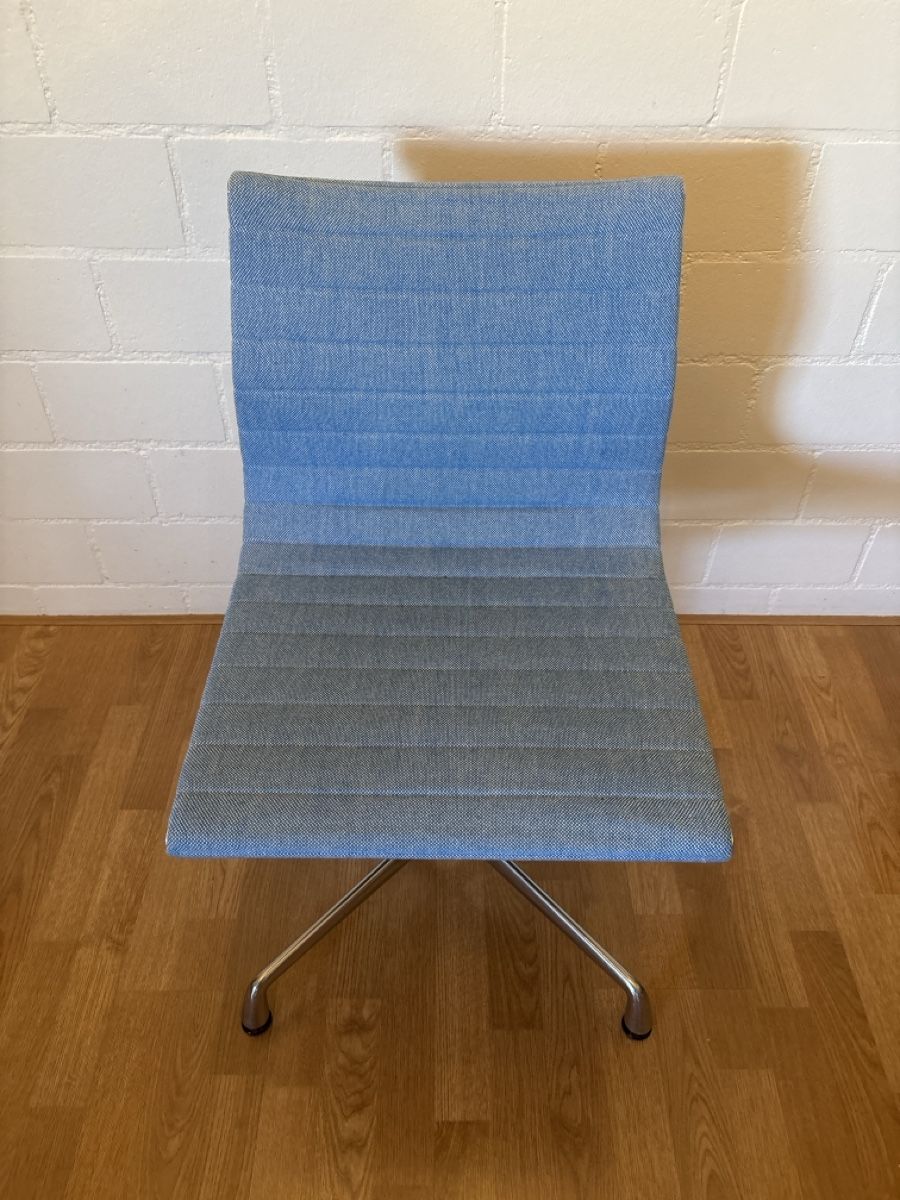 Vitra Chaises: Vitra Eames Alu Chair Hopsack Stoff hellblau – D'occasion à Basel par magnummarine 1