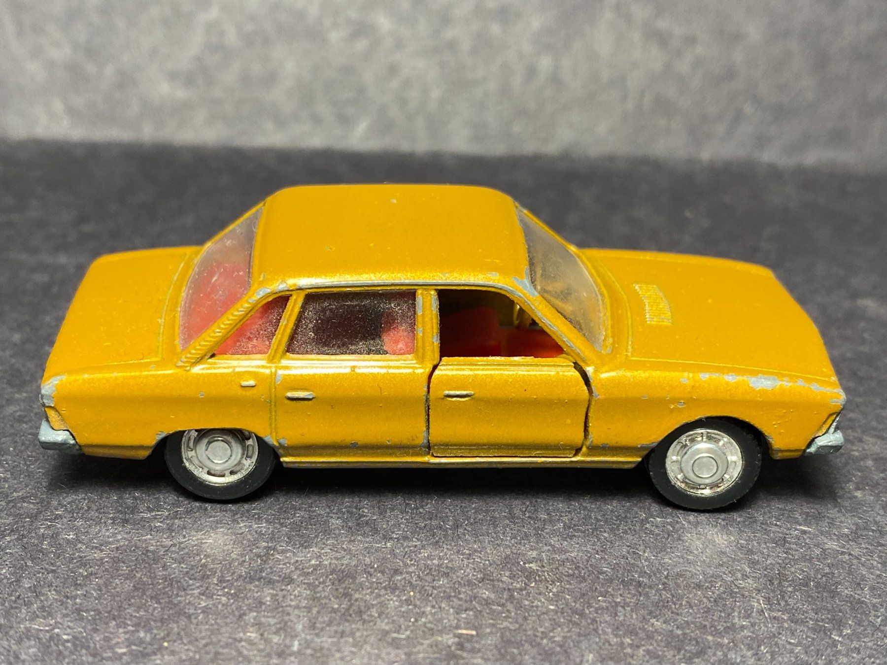 Schuco Modellini d'auto: Schuco VW K70 Modellauto 1:66 – Usato da Spiez venduto da Mlandcruiser 5