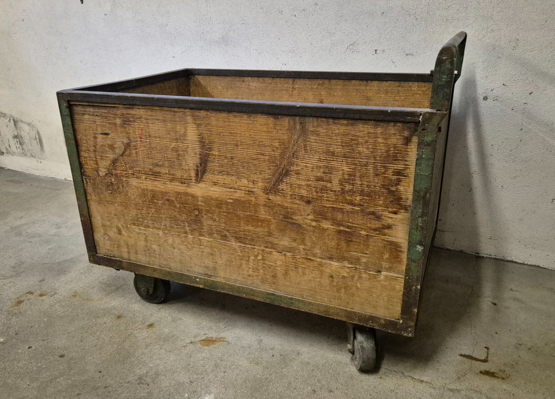 Banconi: Holzwagen, massiv, Räder, – Usato da Vilters venduto da Fleiflomi