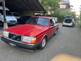 Schöner und Tiefer Volvo 240 mit Klima
