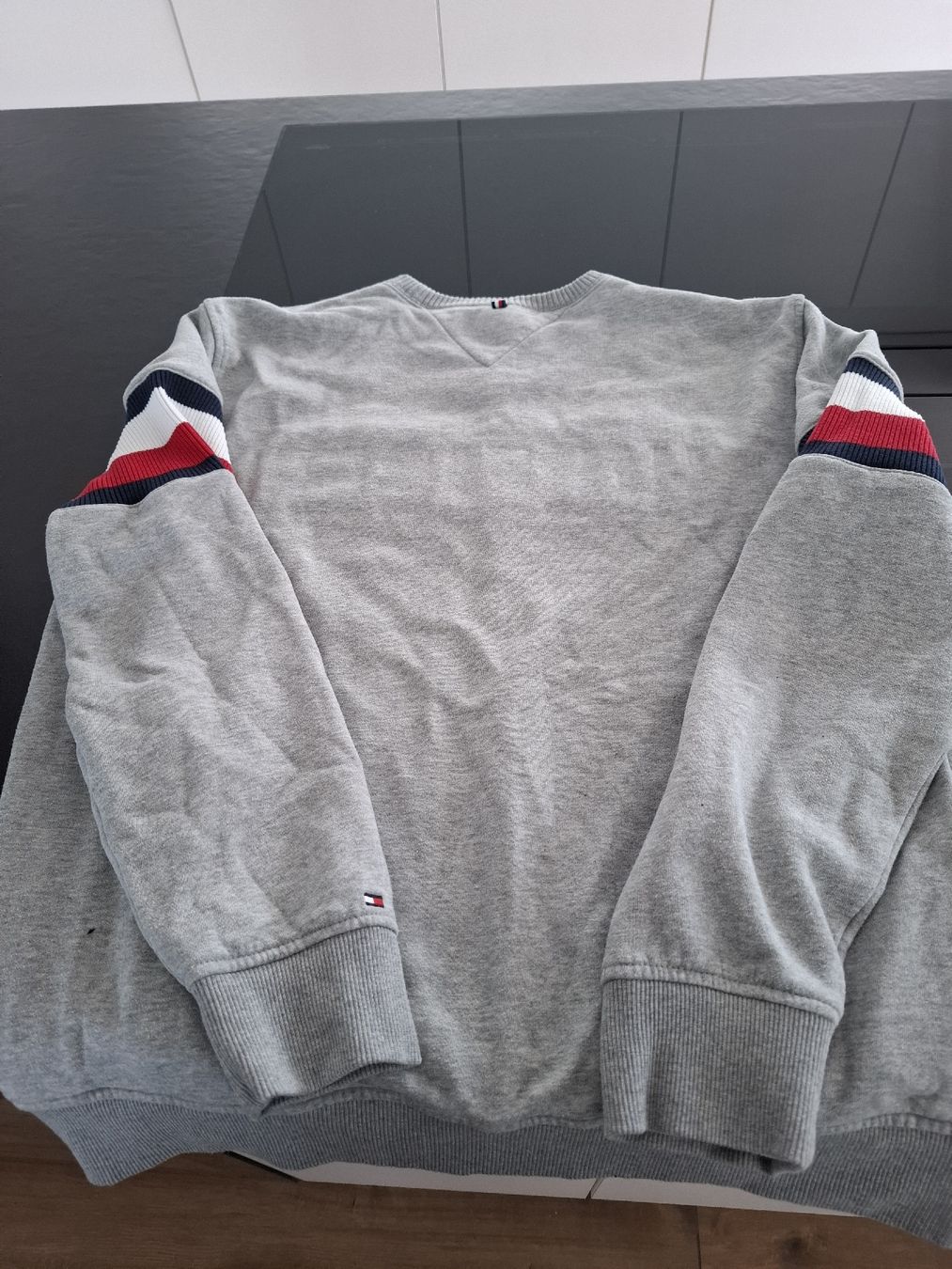 Tommy Hilfiger Pullover & Sweatshirts: Pullover Tommy Hilfiger grau L/G mit Logo – Gebraucht aus Wangen SZ von Mschatz 3