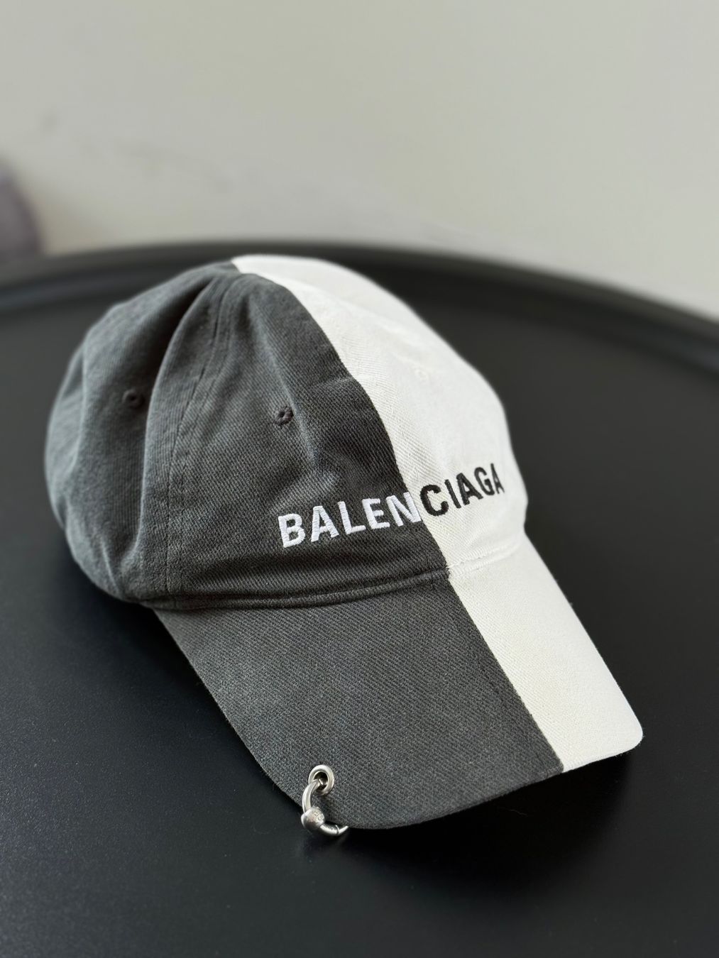 Balenciaga Copricapi, berretti & cappellini: Balenciaga 50/50 Cap mit Piercing – Nuovo e nell'imballaggio originale da Kilchberg ZH venduto da LuxuryVault