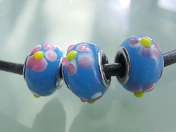 Perle (finte): Glasperle blau mit rosa Blüte  3D – Nuovo (secondo la descrizione) da Alpnachstad venduto da perlengaby