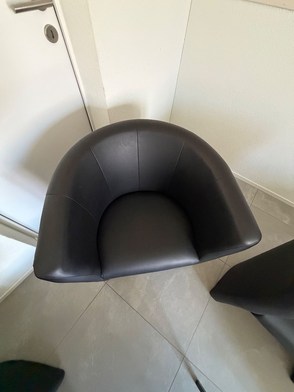 Poltrone: 3x schwarze Ledersessel + 1x Couchtisch CHF 50 – Usato da Embrach venduto da ber_8fgp 3