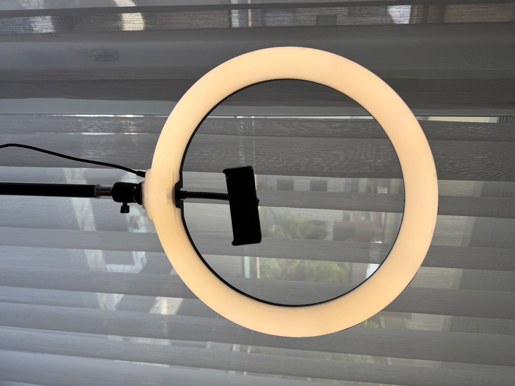 Lampade: Ringlicht RGB LED mit Smartphone Halterung neu – Usato da Winterthur venduto da dri_d8bb