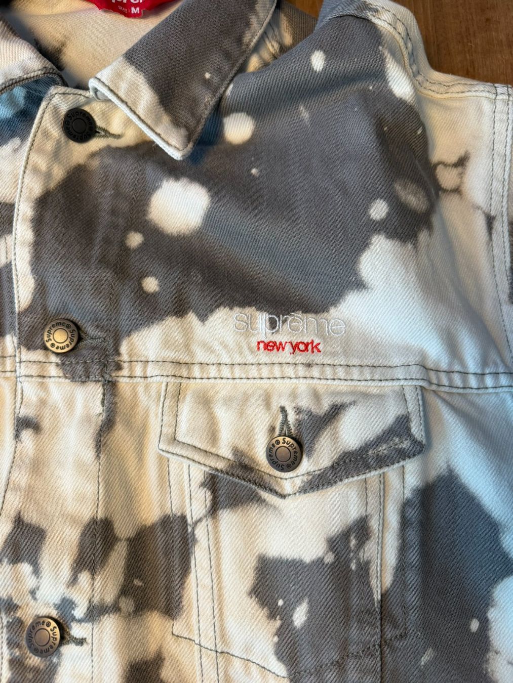 Supreme Jacken: Supreme Denim Jacket Bleached (SS25) Grösse M – Gebraucht aus Schaffhausen von Mauzzel 1